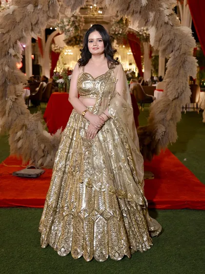 Another beautiful portrait, her golden outfit shimmering under the lights.