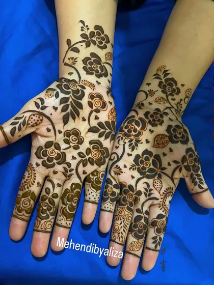 An elegant floral design with vines spreading across both hands. It's a beautiful choice for any party or festive occasion.