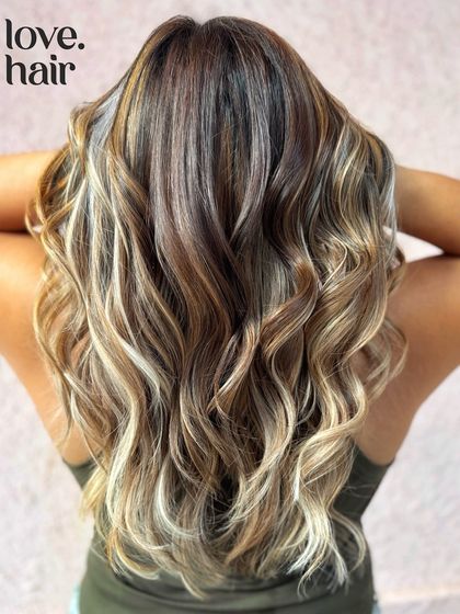 Our version of a subtle calico. This look features a mix of brown, caramel, and blonde highlights to create a multi-tonal, high-contrast look inspired by calico cats.