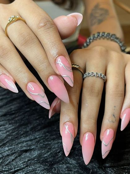 The pink and chrome nails looking elegant and sharp.