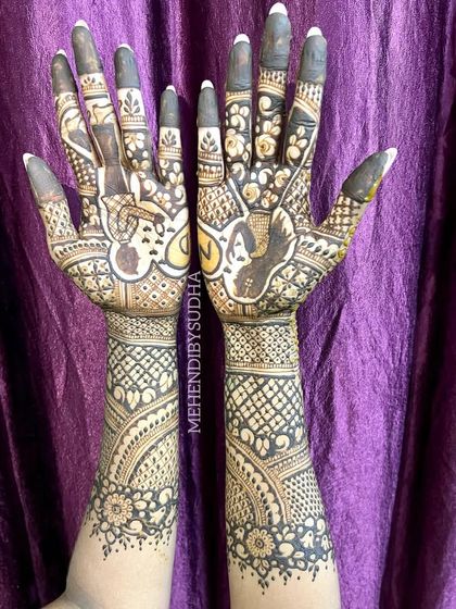 A unique engagement design with Ganesha motifs on the palms for blessings and prosperity.
