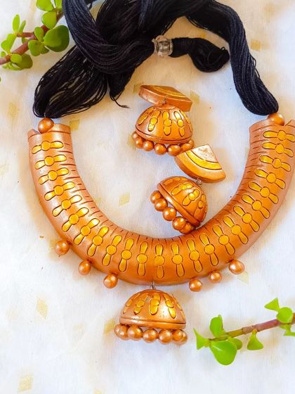 This 'hansli' set is in a beautiful copper-gold finish, giving it a warm, antique glow.