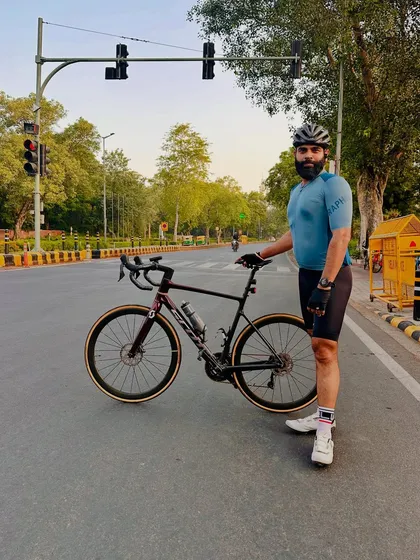 A rider and his Scott bike, ready for the fast-paced Wednesday morning ride.