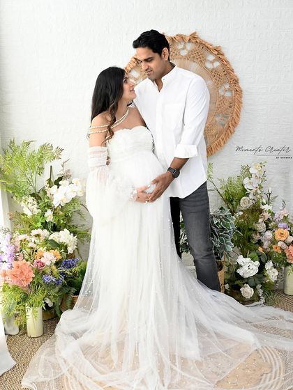 Surrounded by blooms, this couple shares a quiet moment. I use my floral setups to create a dreamy, garden-like atmosphere for romantic pregnancy portraits.