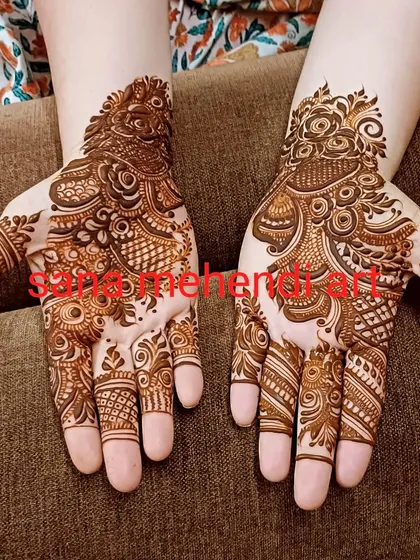 A classic Arabic style with a mix of paisleys, flowers, and intricate fillers. This design is perfect for someone who wants a full look that isn't as dense as traditional mehndi.