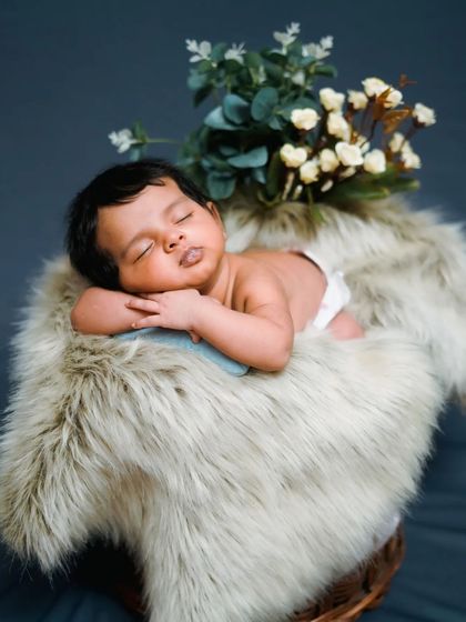 A duplicate of image 120, this classic 'chin on hands' pose is a testament to timeless newborn photography.
