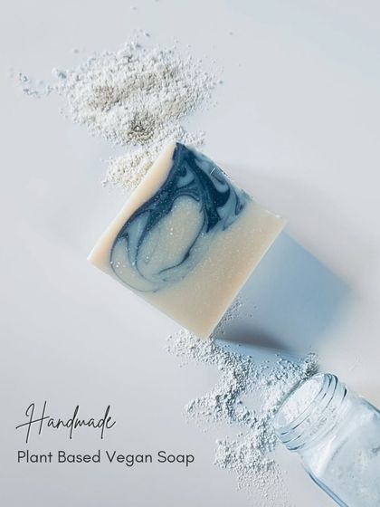 This beautiful bar showcases the silky, luxurious feel that Kaolin clay provides. This gentle mineral helps pull out impurities without stripping moisture, leaving your skin soft, balanced, and radiant.