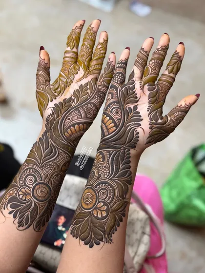 This intricate design combines leafy Gulf-style elements with delicate Indian patterns. The result is a rich, textured look that covers the hands beautifully.