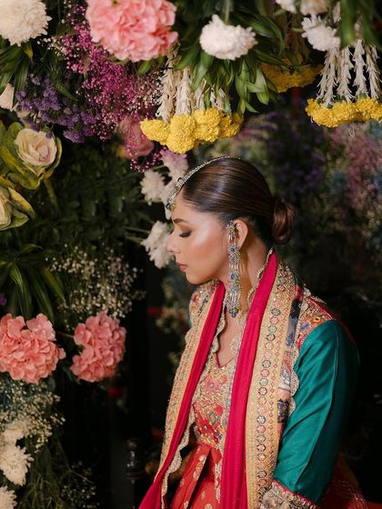 A side profile of this gorgeous mehendi look, showing how the long earrings and maang teeka complement each other.