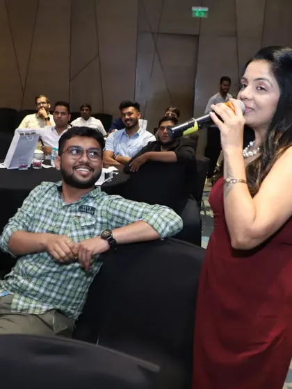Moving off the stage and into the crowd at the Honor Mobile launch. This helps break the barrier between the presenter and the audience, fostering a more interactive and dynamic environment.