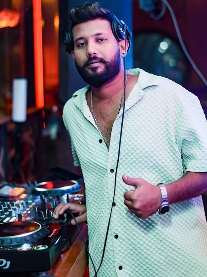 A duplicate of a confident thumbs-up pose, perfect for showing my positive attitude.