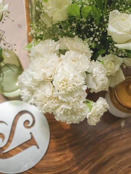 A custom coaster with the couple's initials, a small but significant detail that shows our commitment to personalization.