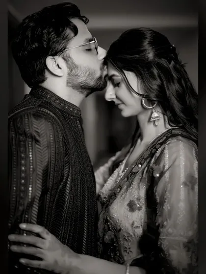 A tender forehead kiss, captured in timeless black and white. I use intimate close-ups and soft lighting to create deeply emotional and artistic couple portraits.