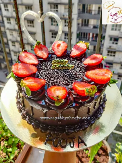 The irresistible combination of double chocolate and fresh strawberries. The rich chocolate ganache is perfectly balanced by the sweetness and tartness of the fresh fruit.