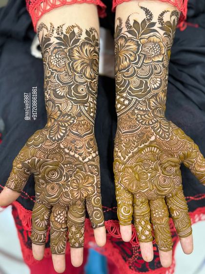 A closer look at the details on the palm and fingers. Every small space is filled with patterns like swirls, dots, and checks to create a dense look.