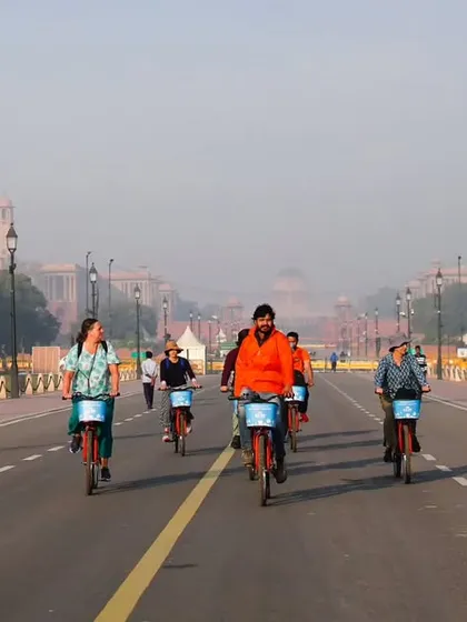 A beautiful, clear morning ride along Kartavya Path. Our Raj Tour offers stunning, unobstructed views of the Rashtrapati Bhawan, making you feel like you have the whole city to yourself.