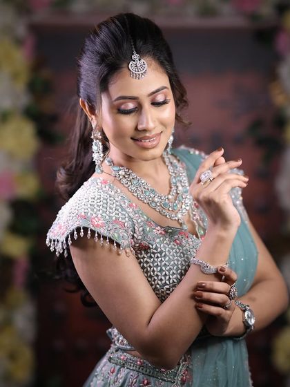 Another beautiful shot of this set, showing the matching bracelet and ring.