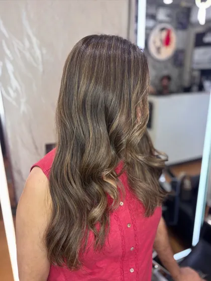 A soft blend of warm beige and creamy biscoff tones for a natural, luxe finish. This look is perfect for clients who love effortless sophistication.