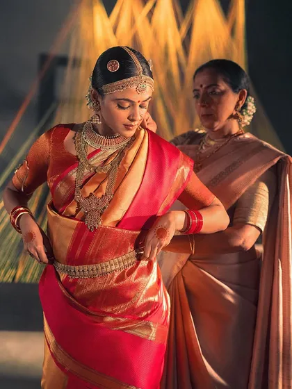 Adjusting the waist belt, or ottiyanam, over the nine-yard Kanjivaram silk saree. Every element of the styling was meticulously researched to reflect the authenticity of the ceremony.