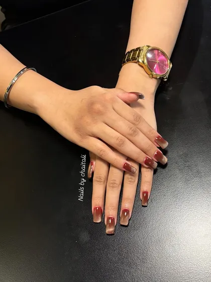 This is one of my favorite styles, the cateye nail art. I created this look on long, square-shaped nail extensions, giving it a deep, magnetic effect that shifts in the light.