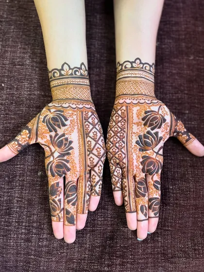 A bold design with large lotus flowers. The dark fills make the flowers stand out, creating a striking and modern look.