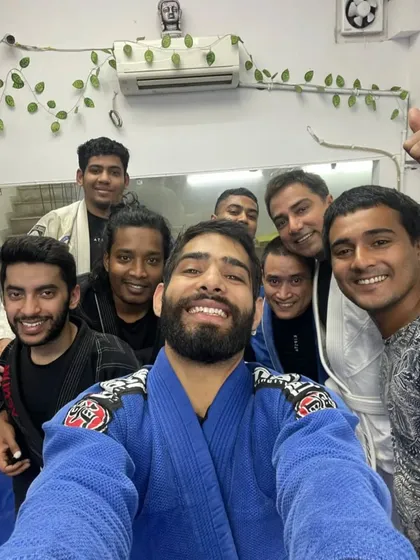 A selfie with some of the crew after a great session. The smiles and energy here are what the BJJ Familia is all about. We train hard, but we also build lasting connections.