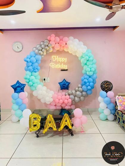 A pastel-colored balloon ring with star accents, perfect for a dreamy and soft-themed birthday at home.