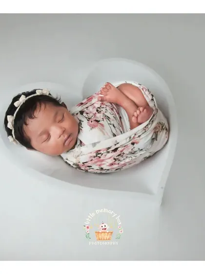 This is my classic newborn style. I love using simple, beautiful props like this heart-shaped bowl to safely cradle your little one, keeping all the focus on their perfect, tiny features.