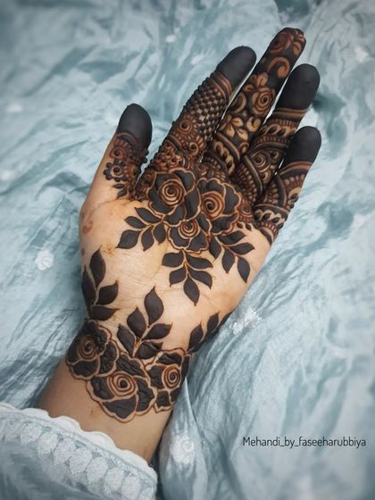 A close-up of the bold roses and leaves that are the centerpiece of my Eid design.