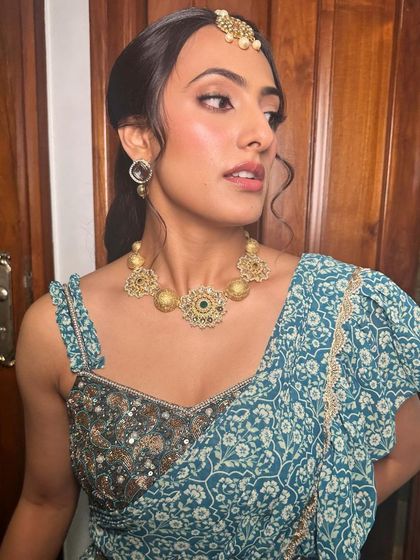 The complete look is effortlessly chic. The simple makeup and modern hairstyle pair beautifully with her printed saree for a relaxed Mehendi vibe.