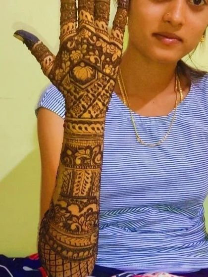 A duplicate of the single-hand close-up.