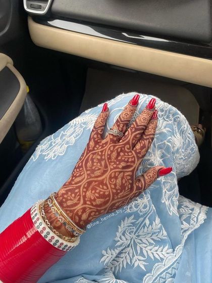 The back-of-hand stain, showing the intricate net pattern in a rich color.