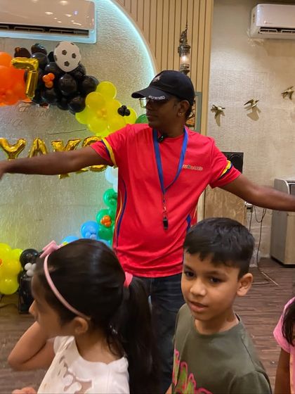 A coach giving directions for the next activity. We ensure our indoor parties are just as organized, safe, and high-energy as our outdoor ones.