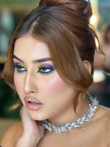 The way the colors merge in this celestial eye look is what makes it so unique and captivating.