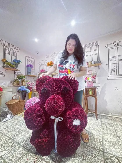 For a touch of playful romance, I created this three-foot-tall floral teddy bear using over 5,000 individual red daisy florets. It’s a unique and huggable masterpiece, perfect for when you want your gift to be both grand and full of personality.