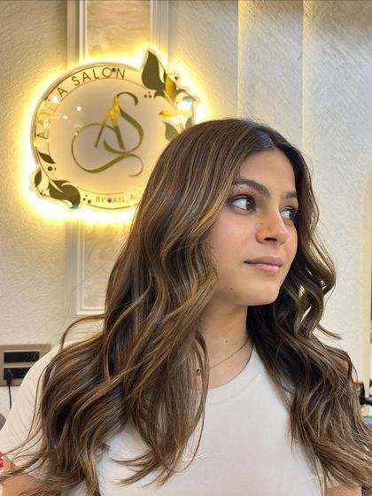 A stunning beige ashy brown colour reflection. The cool tones and soft waves create a sophisticated and elegant look.