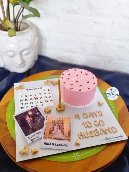 My bestseller for a reason. These personalized cake platters are a unique way to celebrate your special moments. This one features a Hazelnutella bento cake, edible polaroids, and a custom calendar marking a very special anniversary.
