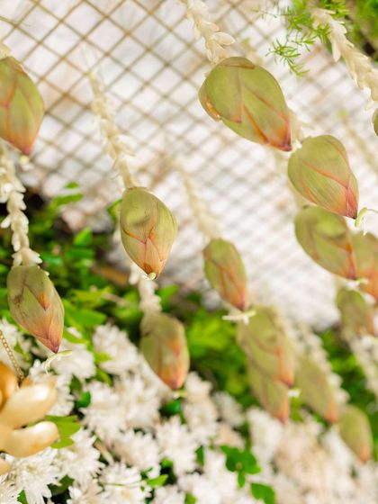 This macro shot highlights the delicate beauty of the hanging lotus buds, an element that brings a natural and traditional touch to the decor.