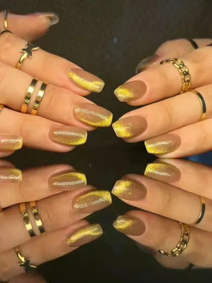 A beautiful golden-yellow cat-eye effect, giving the nails a warm, honey-like glow.