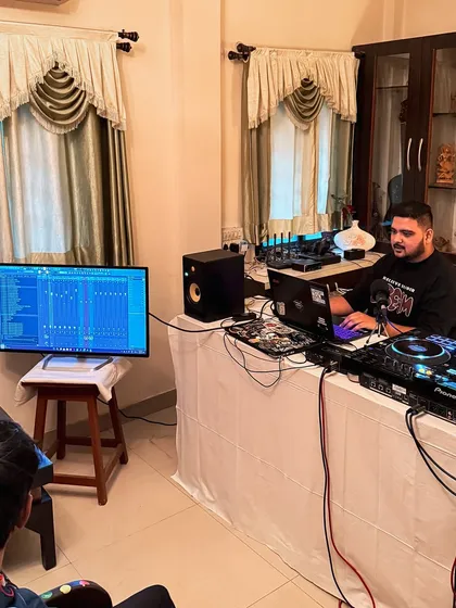 A student gets a clear view of the Ableton Live interface during a workshop. We ensure everyone can follow along as we build a track, covering topics like sampling, MIDI programming, and using VST plugins.
