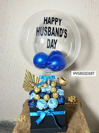 A special hamper for Husband's Day. This blue and gold themed gift includes a Ferrero Rocher bouquet and a custom "Happy Husband's Day" balloon.