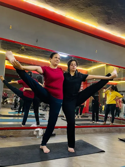 A great example of teamwork in my partner yoga workshop. Both individuals work together to hold the extended leg pose.