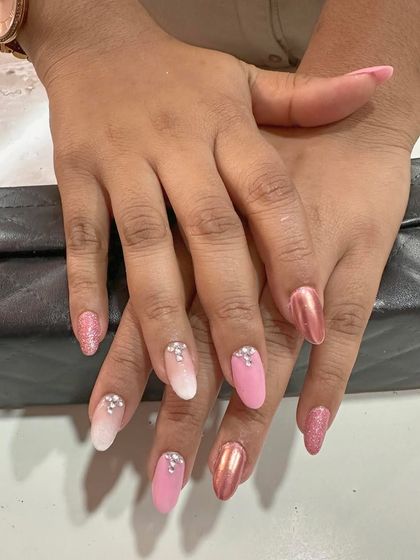 A pretty and feminine set combining different shades and finishes of pink. It includes rose gold chrome, a soft pink ombre, and glitter with rhinestone accents.