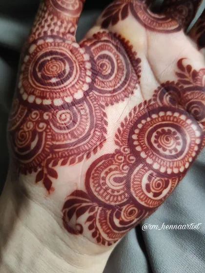 Stain goals! A close-up shot that really shows the depth of the colour. The intricate details of the mandala design look so sharp.