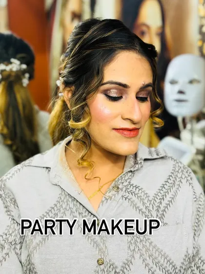 This is a perfect example of a glamorous party makeup look. I created a sparkling, smokey eye paired with a soft lip color and a glowing base, a versatile style suitable for any celebration, from a sangeet to a reception.