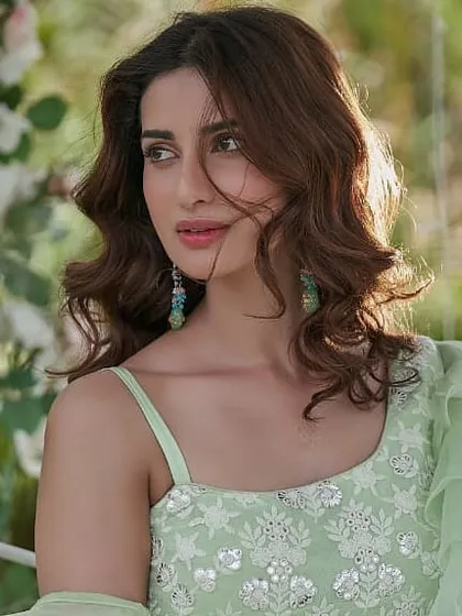 A soft and fresh daytime makeup look ideal for outdoor shoots and commercial campaigns. I used a palette of light, pastel tones and focused on a natural, glowing complexion to achieve this effortlessly beautiful style.