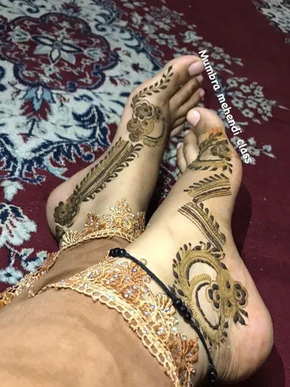 A more minimalist leg design, with patterns that look like anklets. This is a great style for someone who wants something unique.