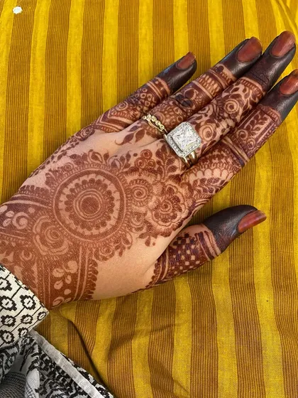 The henna stain looks so beautiful with rings and other jewellery. It's the perfect accessory for any occasion.