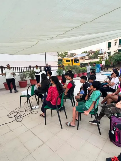 We believe in a transparent and educational approach for both athletes and parents. This image shows an orientation session where our experts explain the methodology and benefits of our integrated sports science program.