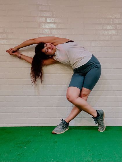 From the rush of a run to the stillness of a stretch. This standing side bend is a perfect example of how movement meets mindfulness, creating a balance between dynamic energy and quiet release.